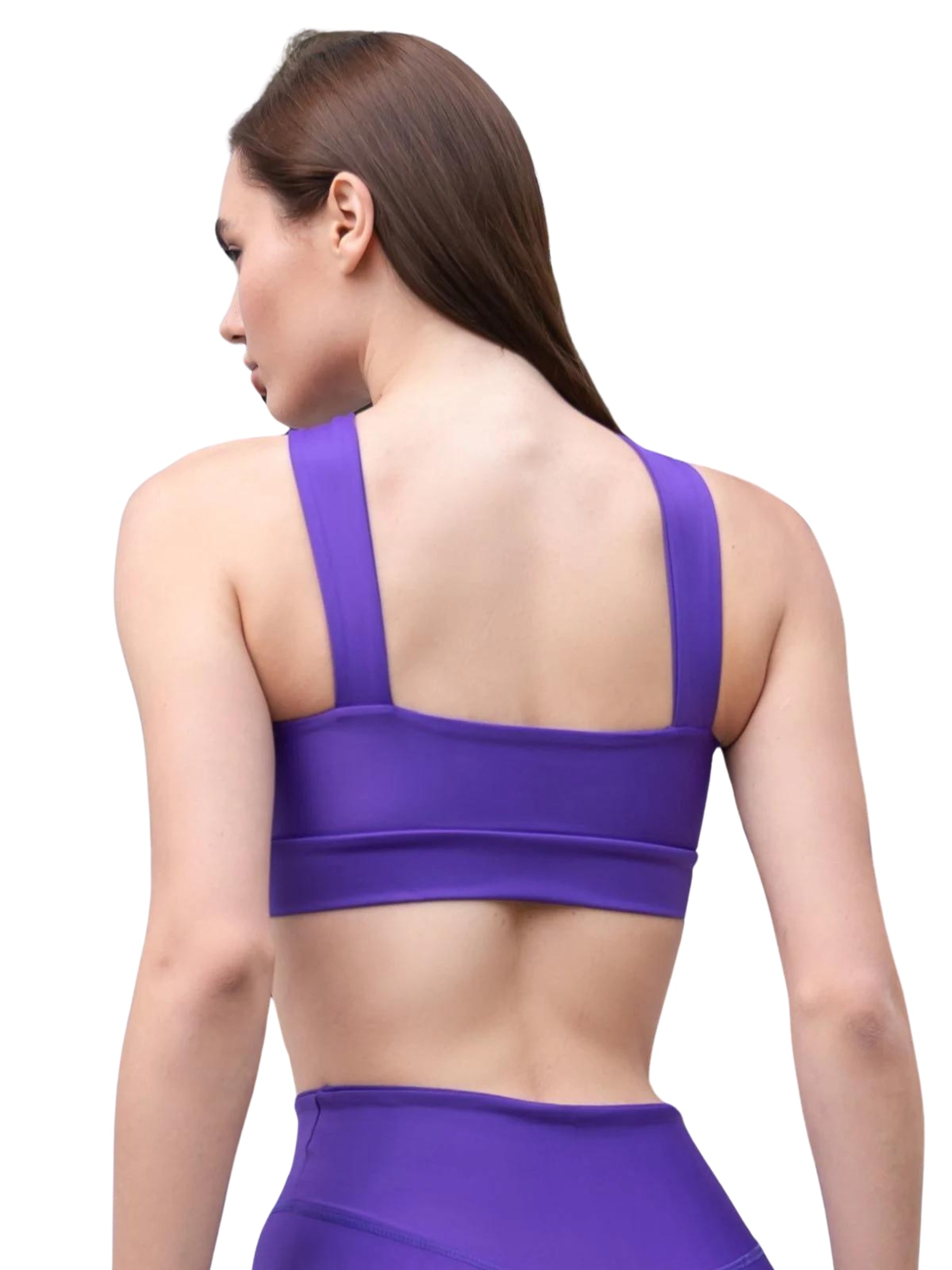 Person in einem Lismina 192 Decoltée Sport-BH in Violett, Leggings an, bereit für Yoga mit dem Rücken zu ihr.